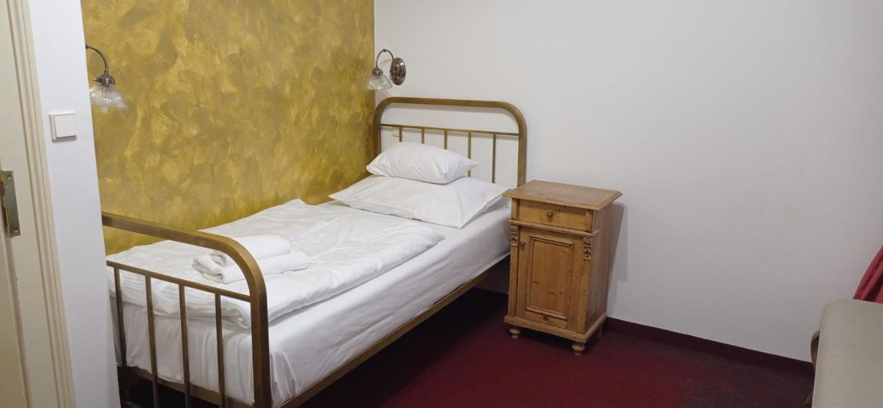 U Zlateho Jelena Otel