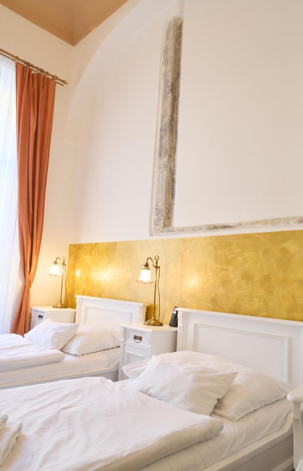Otel U Zlateho Jelena