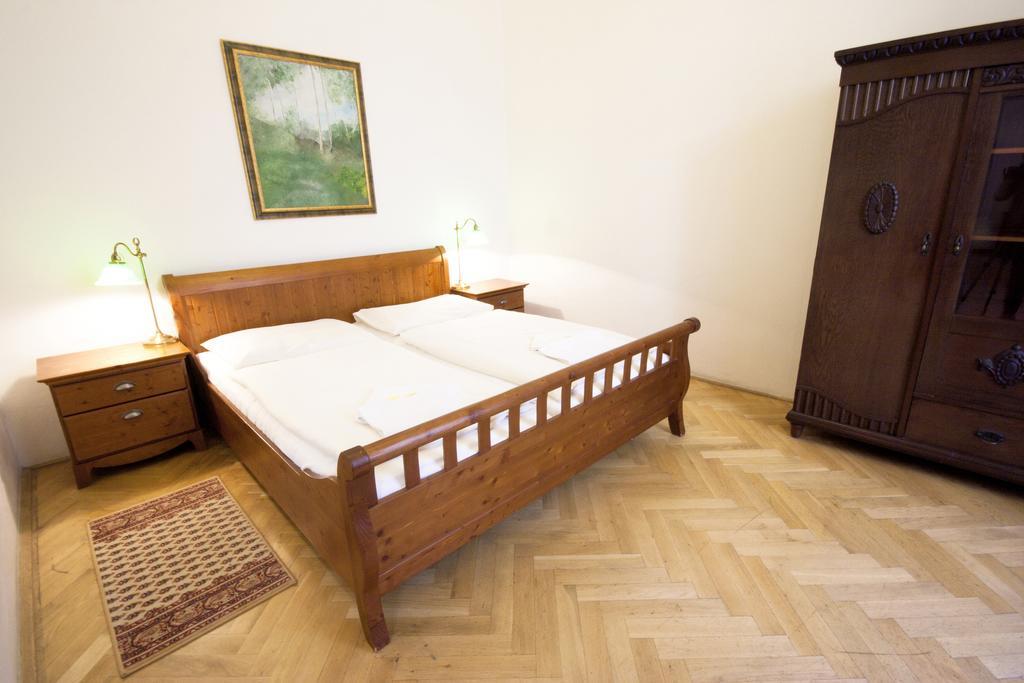 Otel U Zlateho Jelena