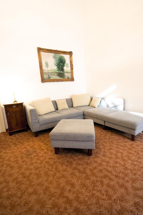 Otel U Zlateho Jelena 4*
